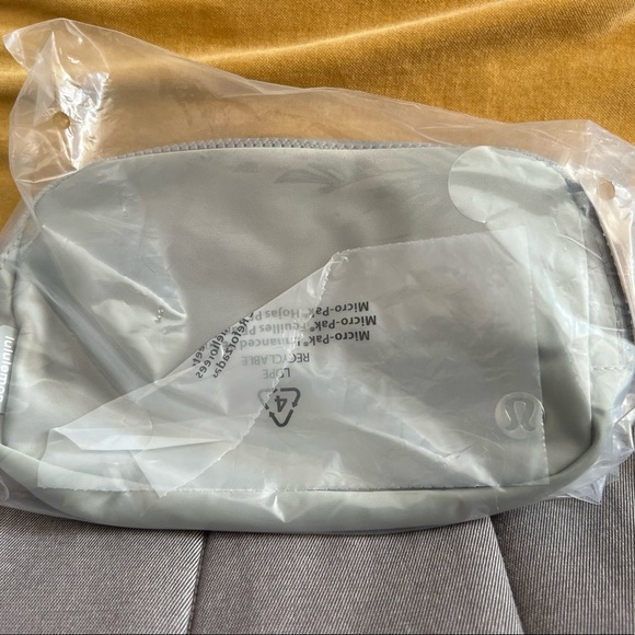Lululemon belt bag, gray, brand new, still in bag - Picture 3 of 6